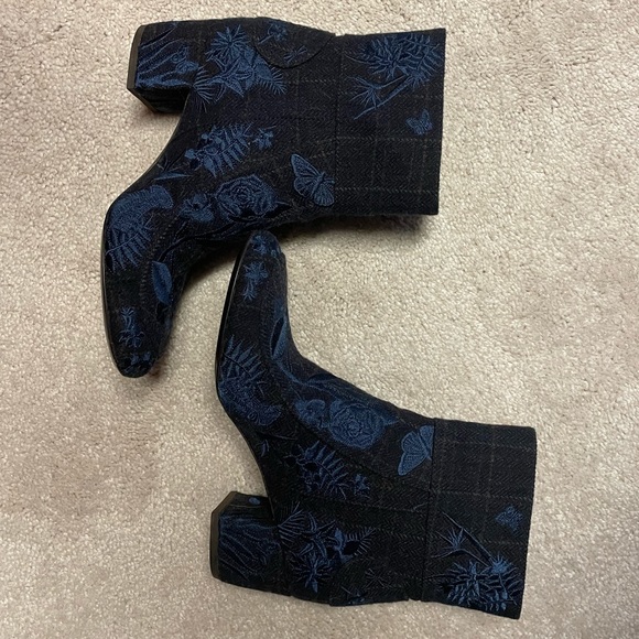 Laurence Dacade Embroidered Floral Booties - Picture 2 of 6